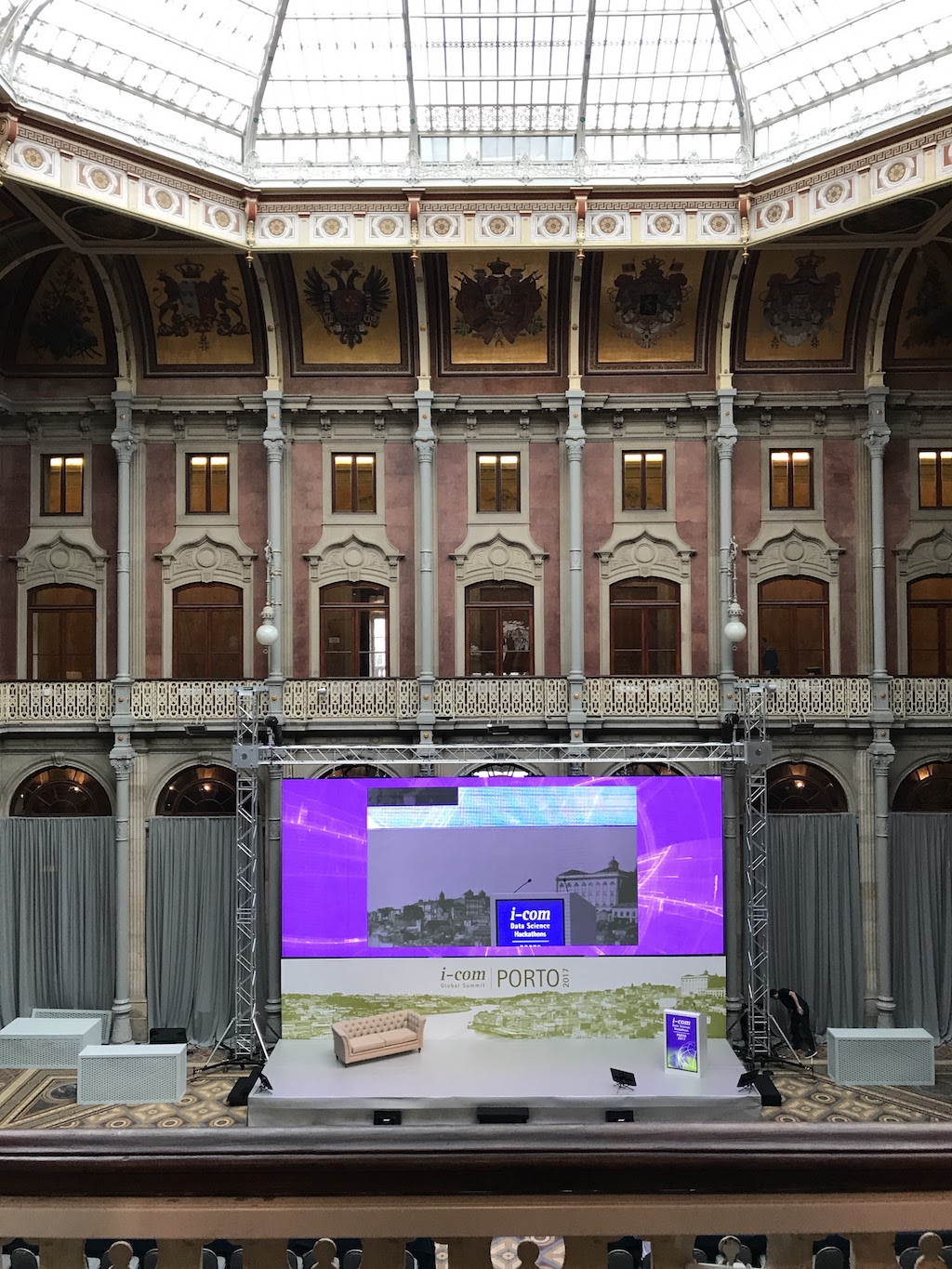 Data Discovery und Data Reporting, Zwei Spielarten der Datenvisualisierung Der Saal der alten Börse in Porto